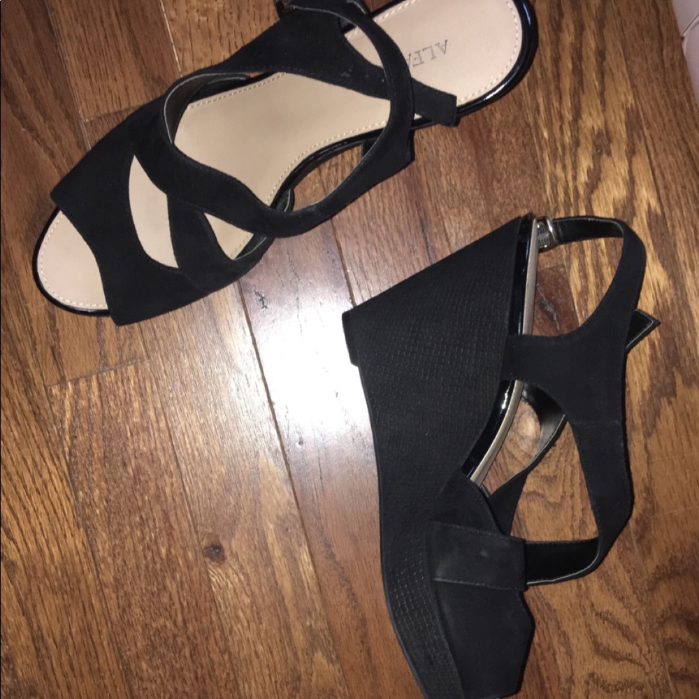 Black wedges